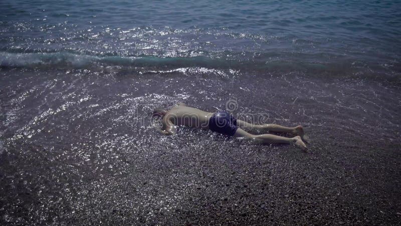 το σώμα ενός ενήλικα άνδρα που πνίγηκε στη θάλασσα. ο αλκοολισμός στο νερό είναι πολύ επικίνδυνος. ο πνιγμένος θα βρεθεί από