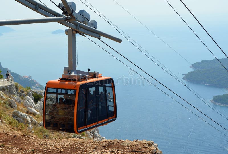 Το τελεφερίκ Dubrovnik παίρνει τους τουρίστες από την παλαιά πόλη στην κορυφή του υποστηρίγματος srd στοκ εικόνες με δικαίωμα ελεύθερης χρήσης Το τελεφερίκ Dubrovnik παίρνει τους τουρίστες από την παλαιά πόλη στην κορυφή του υποστηρίγματος srd στοκ εικόνες με δικαίωμα ελεύθερης χρήσης