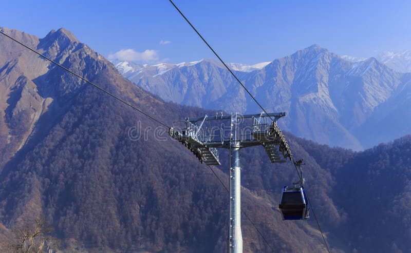Το τελεφερίκ στο βουνό Tufandag Gabala φλυάρων στοκ φωτογραφία Το τελεφερίκ στο βουνό Tufandag Gabala φλυάρων στοκ φωτογραφία