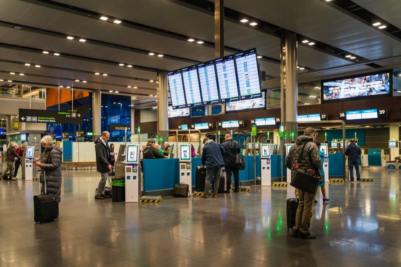 Το τερματικό 2, άνθρωποι αερολιμένων του Δουβλίνου, Ιρλανδία, το Μάρτιο του 2019 Δουβλίνο ελέγχει μέσα για τις πτήσεις τους στοκ εικόνα Το τερματικό 2, άνθρωποι αερολιμένων του Δουβλίνου, Ιρλανδία, το Μάρτιο του 2019 Δουβλίνο ελέγχει μέσα για τις πτήσεις τους στοκ εικόνα