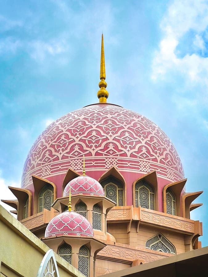το τζαμί pinkdomed ξεχωρίζει ενάντια σε έναν φωτεινό γαλάζιο ουρανό στοκ εικόνα