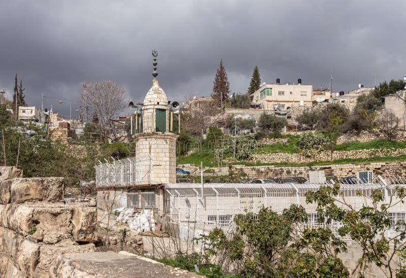 το τζαμί silwan στέκεται κοντά στην πισίνα σιλόαμ στο σιλβάν το αραβικό προάστιο της ιερουσαλήμ στο ισραήλ στοκ εικόνες