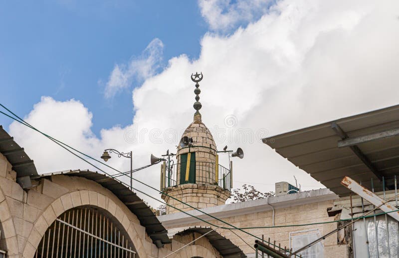 το τζαμί silwan στέκεται κοντά στην πισίνα σιλόαμ στο σιλβάν το αραβικό προάστιο της ιερουσαλήμ στο ισραήλ στοκ εικόνες
