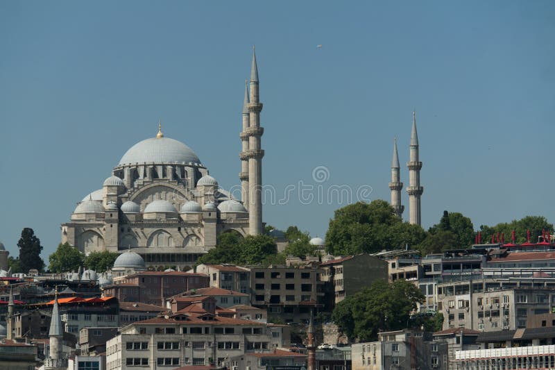 Το τζαμί Σουλεϊμανιέ κτυπά τον ιστορικό ουρανοξύστη της Ιστανμπούλ κατά τη διάρκεια φωτεινής ηλιόλουστης ημέρας στοκ εικόνες