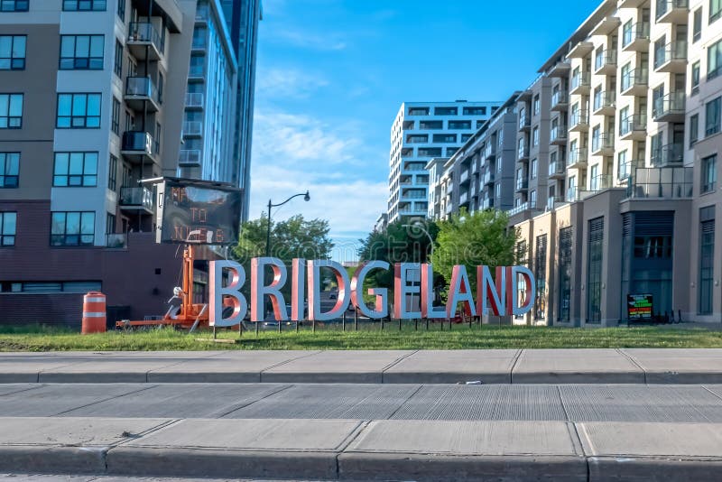 Το τολμηρό σήμα BRIDGELAND με σύγχρονα κτίρια διαμερισμάτων ως φόντο χαιρετίζει στοκ φωτογραφία με δικαίωμα ελεύθερης χρήσης