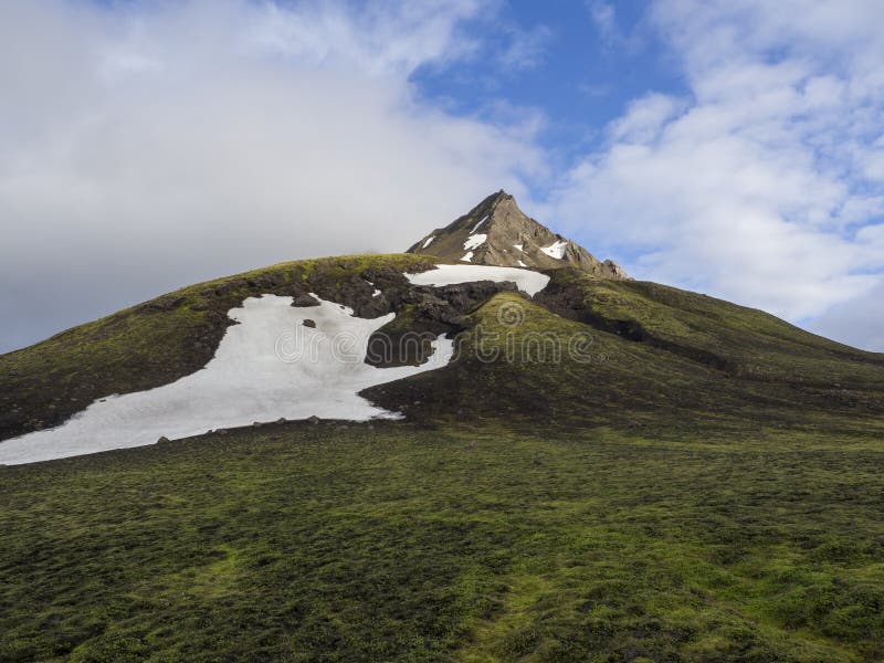 Το τοπίο με το χιόνι κάλυψε τη μέγιστη μορφή pyramide βουνών στις κεντρικές ορεινές περιοχές Ισλανδία, άσπρα σύννεφα μπλε ουρανού στοκ εικόνα Το τοπίο με το χιόνι κάλυψε τη μέγιστη μορφή pyramide βουνών στις κεντρικές ορεινές περιοχές Ισλανδία, άσπρα σύννεφα μπλε ουρανού στοκ εικόνα