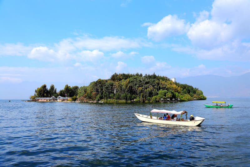 Το τοπίο της όχθης της λίμνης της λίμνης Erhai στοκ φωτογραφία Το τοπίο της όχθης της λίμνης της λίμνης Erhai στοκ φωτογραφία