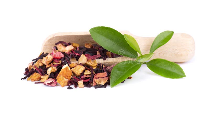 Το τσάι φρούτων με hibiscus, μήλο, σμέουρο, αυξήθηκε πέταλα και σκυλί-τριαντάφυλλο, που απομονώθηκαν στο άσπρο υπόβαθρο στοκ εικόνες με δικαίωμα ελεύθερης χρήσης