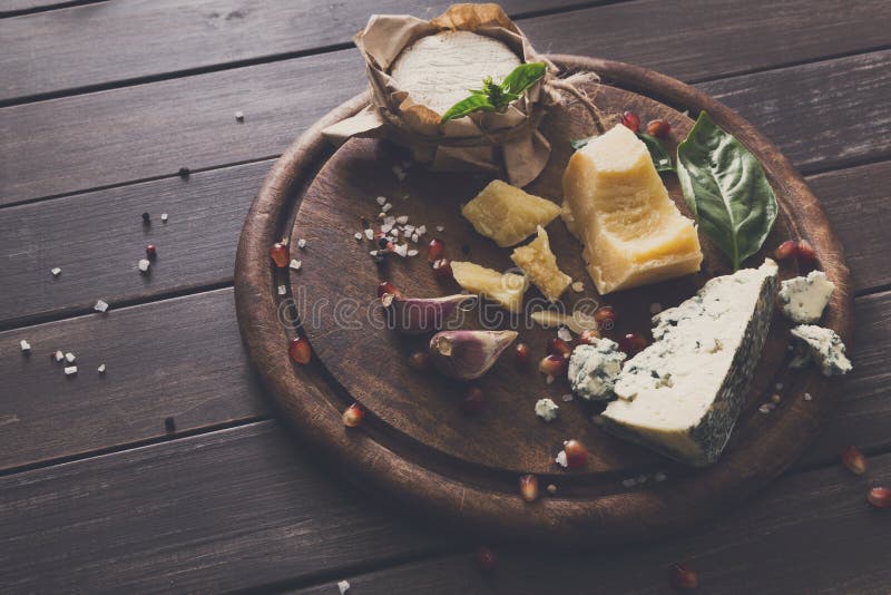 Το τυρί αγροτικές ξύλινες, μπλε roquefort, brie και την παρμεζάνα στοκ εικόνες Το τυρί αγροτικές ξύλινες, μπλε roquefort, brie και την παρμεζάνα στοκ εικόνες
