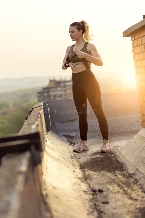 Το τύλιγμα παραδίδει τους επιδέσμους πριν από το workout στοκ φωτογραφία με δικαίωμα ελεύθερης χρήσης