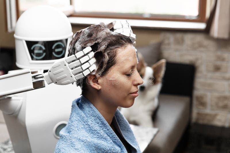 Το υποβοηθούμενο από το περιβάλλον κατοικημένο ρομπότ πλένει τα μαλλιά μιας ενήλικης γυναίκας