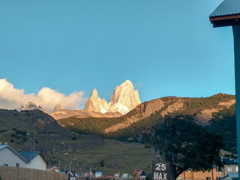 Το υποστήριγμα Fitz Roy στη χρυσή ώρα πέρα από το μπλε ουρανό στοκ φωτογραφία με δικαίωμα ελεύθερης χρήσης Το υποστήριγμα Fitz Roy στη χρυσή ώρα πέρα από το μπλε ουρανό στοκ φωτογραφία με δικαίωμα ελεύθερης χρήσης