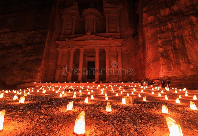 Το Υπουργείο Οικονομικών, η Petra τή νύχτα Μια αρχαία πόλη της Petra, Al Khazn στοκ εικόνες Το Υπουργείο Οικονομικών, η Petra τή νύχτα Μια αρχαία πόλη της Petra, Al Khazn στοκ εικόνες