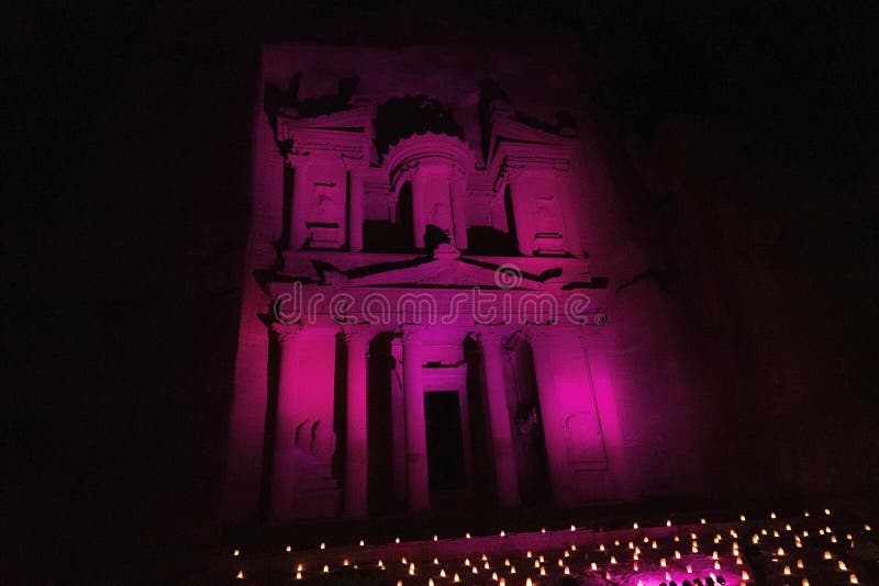 Το Υπουργείο Οικονομικών στη Petra στα χρωματισμένα φω'τα τη νύχτα στοκ φωτογραφίες Το Υπουργείο Οικονομικών στη Petra στα χρωματισμένα φω'τα τη νύχτα στοκ φωτογραφίες