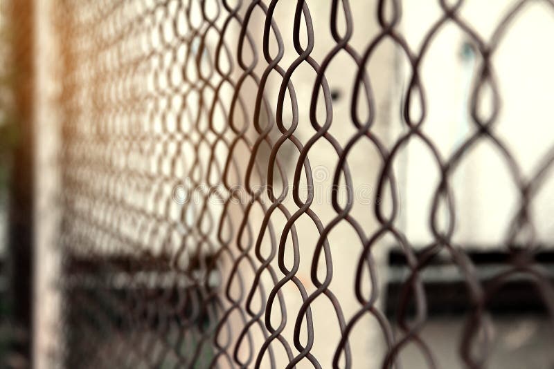 Το υπόβαθρο έννοιας ελευθερίας, κλείνει επάνω ενός φράκτη φιαγμένου από πλέγματα καλωδίων μετάλλων με σκουριασμένο στοκ εικόνες Το υπόβαθρο έννοιας ελευθερίας, κλείνει επάνω ενός φράκτη φιαγμένου από πλέγματα καλωδίων μετάλλων με σκουριασμένο στοκ εικόνες