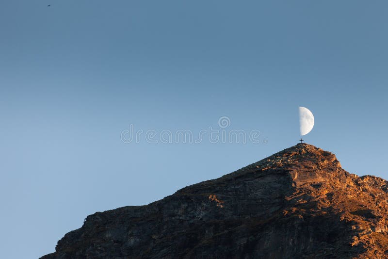Το φεγγάρι πέρα από μια αιχμή Valle Di RIva η βόρεια ιταλική πλευρά στοκ φωτογραφίες με δικαίωμα ελεύθερης χρήσης Το φεγγάρι πέρα από μια αιχμή Valle Di RIva η βόρεια ιταλική πλευρά στοκ φωτογραφίες με δικαίωμα ελεύθερης χρήσης