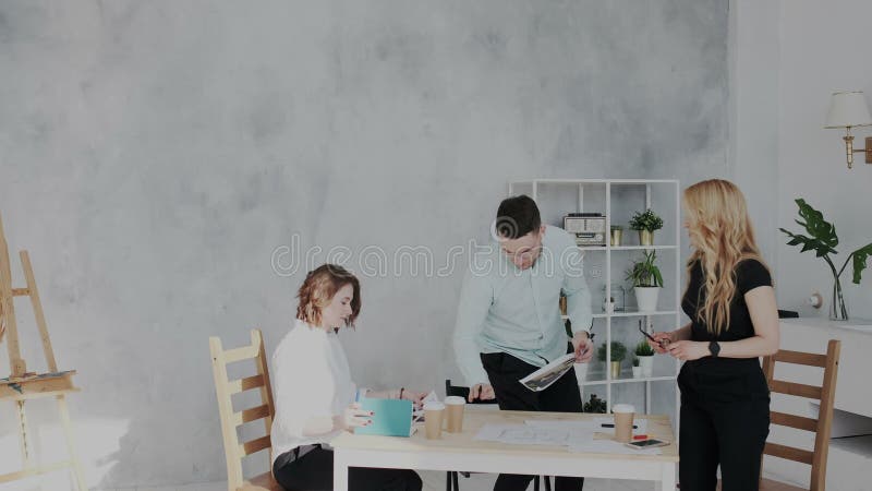 Το φως χρωμάτισε τη δημιουργική coworking ροή της δουλειάς με το φως της ημέρας Το τέλος μιας αποτελεσματικής εργάσιμης ημέρας στ φιλμ μικρού μήκους Το φως χρωμάτισε τη δημιουργική coworking ροή της δουλειάς με το φως της ημέρας Το τέλος μιας αποτελεσματικής εργάσιμης ημέρας στ φιλμ μικρού μήκους
