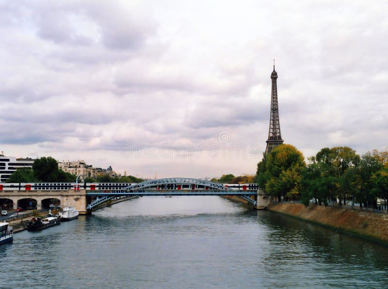 το φύλλο περιήγησης του tower eiffel. στοκ φωτογραφία με δικαίωμα ελεύθερης χρήσης