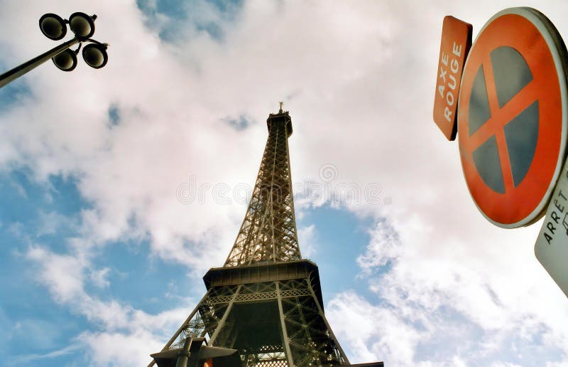 το φύλλο περιήγησης του tower eiffel. στοκ εικόνες