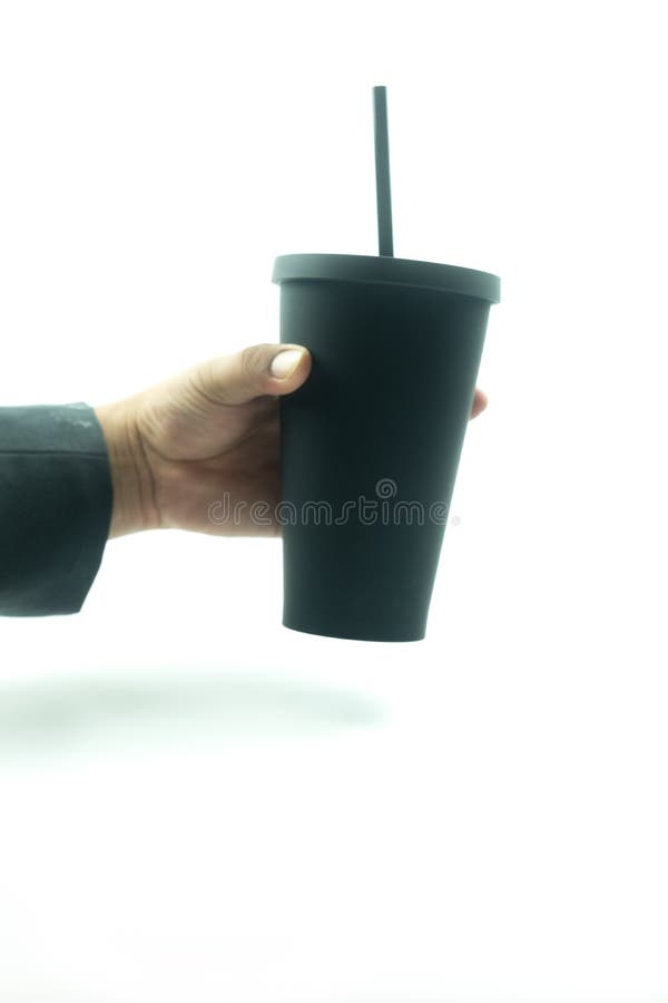 Το χέρι επιχειρηματιών κρατά το μαύρο θερμο φλυτζάνι στοκ φωτογραφίες