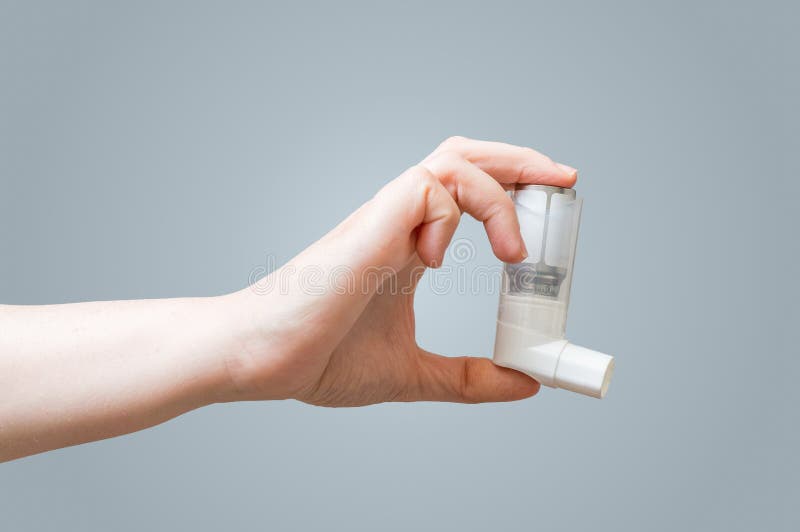 Το χέρι κρατά inhaler για το asthmatics στοκ φωτογραφία με δικαίωμα ελεύθερης χρήσης