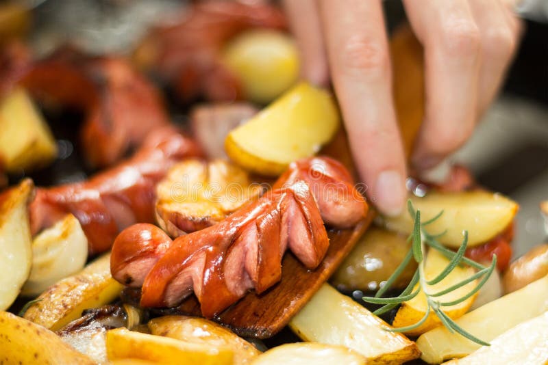 Το χέρι, ξύλινο spatula χύνει μια υψηλός-θερμίδα και ένα λιπαρό γεύμα στοκ φωτογραφία με δικαίωμα ελεύθερης χρήσης Το χέρι, ξύλινο spatula χύνει μια υψηλός-θερμίδα και ένα λιπαρό γεύμα στοκ φωτογραφία με δικαίωμα ελεύθερης χρήσης
