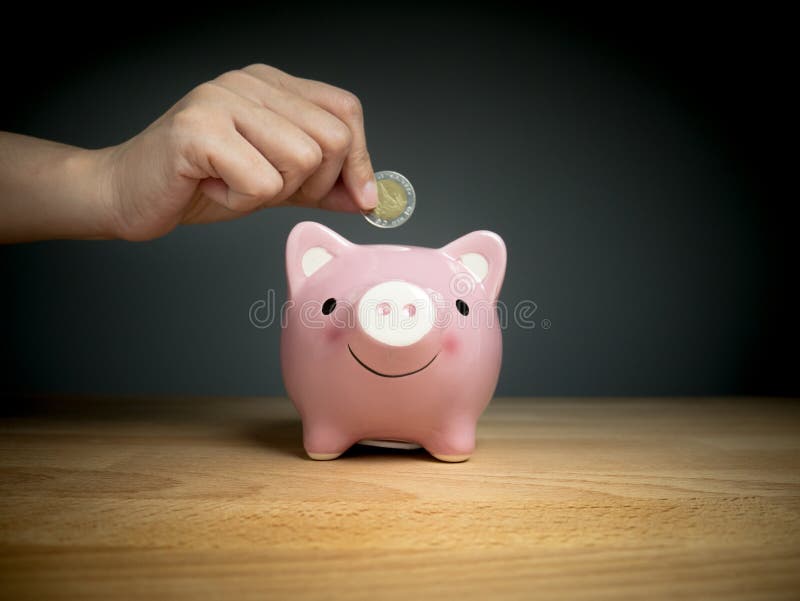 Το χέρι προσθέτει το νόμισμα στη piggy τράπεζα εκτός από το νόμισμα, το χρόνο και την έννοια χρημάτων στοκ εικόνες Το χέρι προσθέτει το νόμισμα στη piggy τράπεζα εκτός από το νόμισμα, το χρόνο και την έννοια χρημάτων στοκ εικόνες