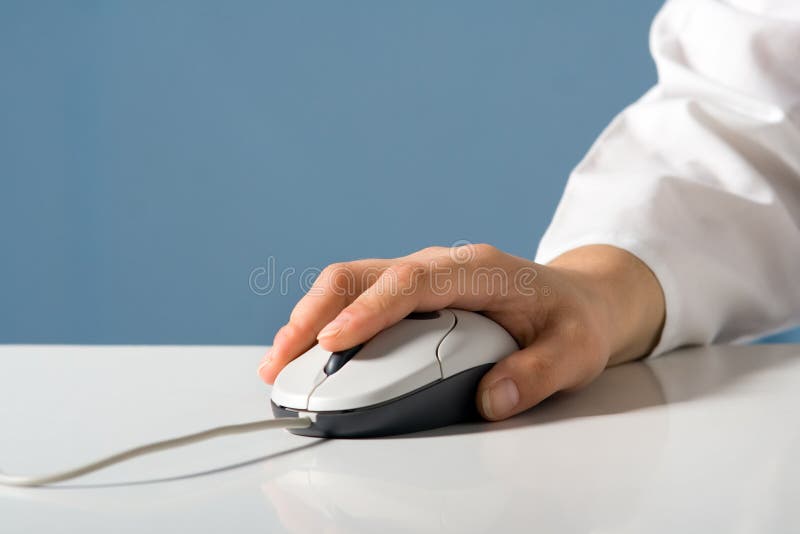 το χέρι υπολογιστών κρατά το ποντίκι