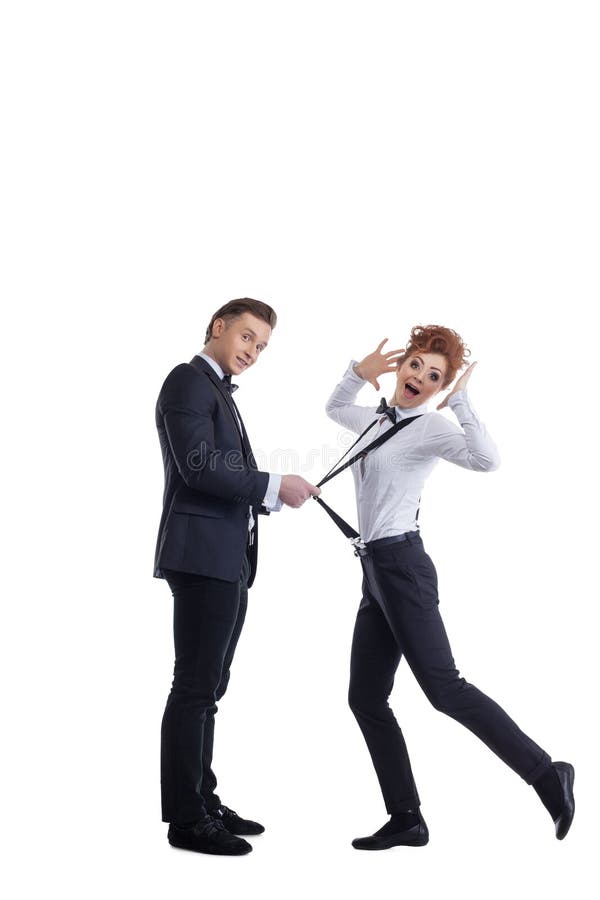 Το χαριτωμένο άτομο τραβά suspenders του κοριτσιού και χαμογελά στοκ εικόνα με δικαίωμα ελεύθερης χρήσης Το χαριτωμένο άτομο τραβά suspenders του κοριτσιού και χαμογελά στοκ εικόνα με δικαίωμα ελεύθερης χρήσης