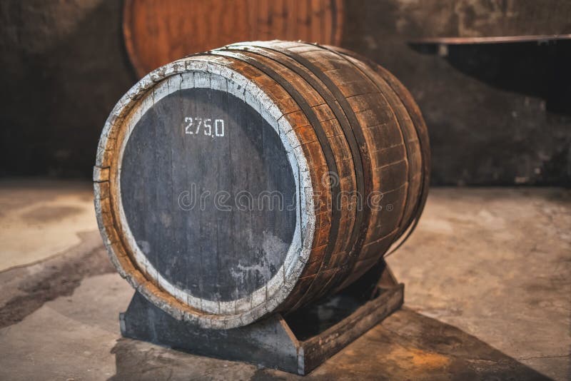 Το χωριό είναι παλιό βαρέλι κρασιού που κλείνει στοκ εικόνες Το χωριό είναι παλιό βαρέλι κρασιού που κλείνει στοκ εικόνες