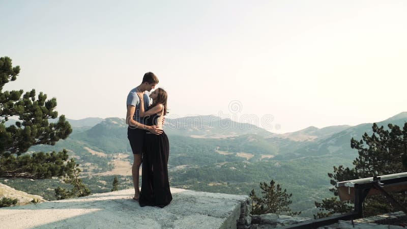 Το όμορφο αγάπης πρότυπο γυναικών ζευγών νέο σε ένα έξυπνο μακρύ φόρεμα και ένας άνδρας στο Μαύρο ταιριάζουν την τοποθέτηση στη κ απόθεμα βίντεο