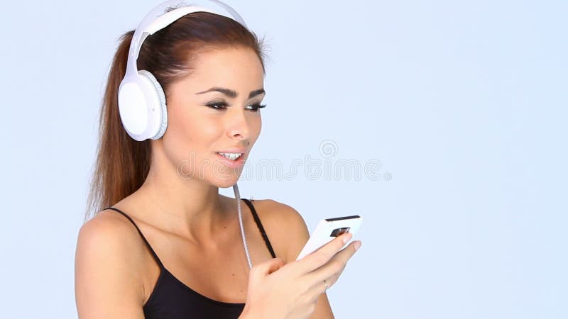 Το όμορφο κορίτσι είναι ακούει τη μουσική