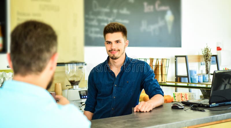 Το όμορφο μοντέρνο hipster Barista επικοινωνεί με τον επισκέπτη πελατών Προσόντα προσωπικού υπηρεσιών Barista στο φραγμό σύγχρονο στοκ φωτογραφίες με δικαίωμα ελεύθερης χρήσης Το όμορφο μοντέρνο hipster Barista επικοινωνεί με τον επισκέπτη πελατών Προσόντα προσωπικού υπηρεσιών Barista στο φραγμό σύγχρονο στοκ φωτογραφίες με δικαίωμα ελεύθερης χρήσης
