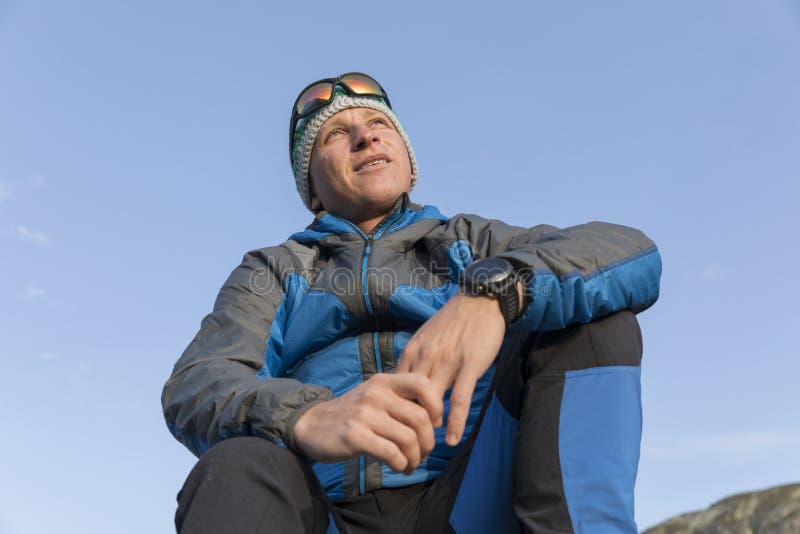 Το όμορφο νέο trekker σταματά και απολαμβάνει την ανατολή στοκ φωτογραφίες με δικαίωμα ελεύθερης χρήσης Το όμορφο νέο trekker σταματά και απολαμβάνει την ανατολή στοκ φωτογραφίες με δικαίωμα ελεύθερης χρήσης