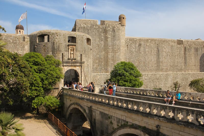 Τοίχοι πυλών και πόλεων σωρών dubrovnik Κροατία στοκ φωτογραφίες με δικαίωμα ελεύθερης χρήσης Τοίχοι πυλών και πόλεων σωρών dubrovnik Κροατία στοκ φωτογραφίες με δικαίωμα ελεύθερης χρήσης