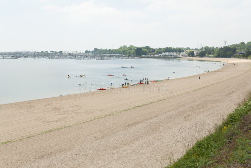 Τολμηρά παιδιά του Brest, Γαλλία στις 28 Μαΐου 2018 που μαθαίνουν να κωπηλατεί στη στάση επάνω στον πίνακα Ευτυχής εφηβικός έχοντ στοκ φωτογραφία με δικαίωμα ελεύθερης χρήσης Τολμηρά παιδιά του Brest, Γαλλία στις 28 Μαΐου 2018 που μαθαίνουν να κωπηλατεί στη στάση επάνω στον πίνακα Ευτυχής εφηβικός έχοντ στοκ φωτογραφία με δικαίωμα ελεύθερης χρήσης