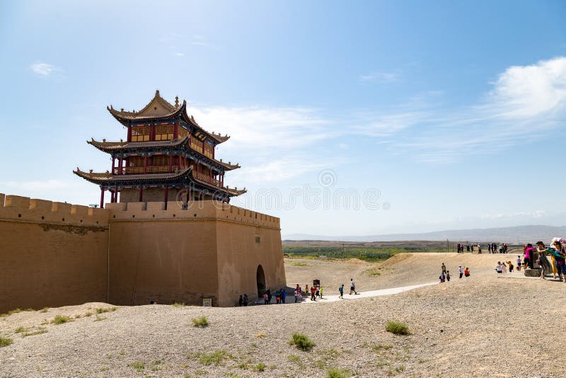Τον Αύγουστο του 2017 - Jiayuguan, Gansu, Κίνα - οι τουρίστες έξω από την πύλη που απασχολεί Gobi εγκαταλείπουν στοκ εικόνες με δικαίωμα ελεύθερης χρήσης