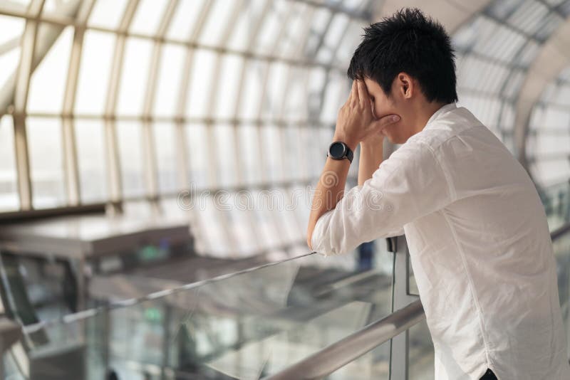 Τονισμένο άτομο στον αερολιμένα στοκ εικόνες Τονισμένο άτομο στον αερολιμένα στοκ εικόνες