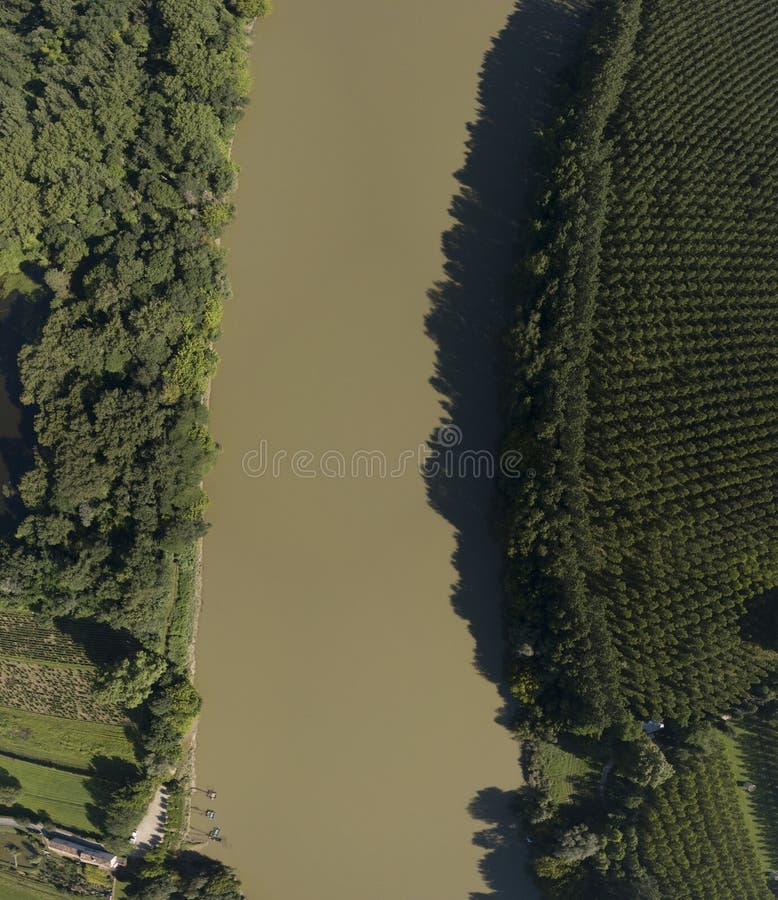 Τοπ άποψη Garonne του τροπικού δάσους ποταμών στοκ φωτογραφία με δικαίωμα ελεύθερης χρήσης Τοπ άποψη Garonne του τροπικού δάσους ποταμών στοκ φωτογραφία με δικαίωμα ελεύθερης χρήσης