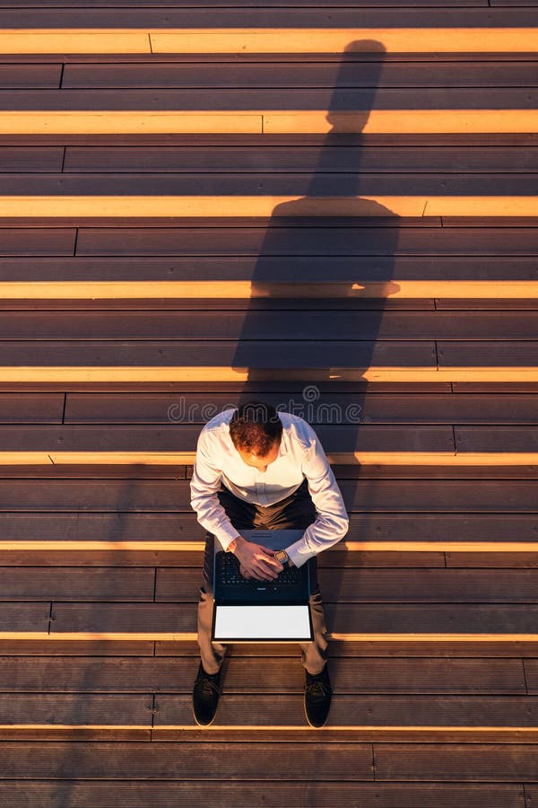 Τοπ άποψη lap-top και της εξέτασης επιχειρησιακής του επαγγελματικού χρησιμοποιώντας κενού οθόνης το smartwatch του καθμένος στα στοκ εικόνα με δικαίωμα ελεύθερης χρήσης Τοπ άποψη lap-top και της εξέτασης επιχειρησιακής του επαγγελματικού χρησιμοποιώντας κενού οθόνης το smartwatch του καθμένος στα στοκ εικόνα με δικαίωμα ελεύθερης χρήσης