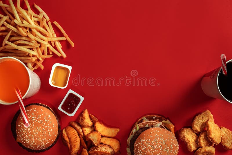 Τοπ άποψη πιάτων γρήγορου φαγητού Burger κρέατος, τσιπ πατατών και ποτήρι του ποτού στο κόκκινο υπόβαθρο Take-$l*away σύνθεση