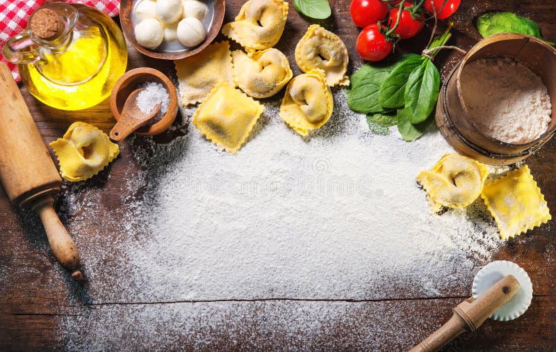 Τοπ άποψη σχετικά με σπιτικό ravioli ζυμαρικών στον παλαιό ξύλινο πίνακα στοκ εικόνα με δικαίωμα ελεύθερης χρήσης Τοπ άποψη σχετικά με σπιτικό ravioli ζυμαρικών στον παλαιό ξύλινο πίνακα στοκ εικόνα με δικαίωμα ελεύθερης χρήσης