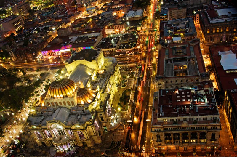 Τοπ άποψη της Πόλης του Μεξικού τη νύχτα, Bellas Artes στοκ εικόνα με δικαίωμα ελεύθερης χρήσης Τοπ άποψη της Πόλης του Μεξικού τη νύχτα, Bellas Artes στοκ εικόνα με δικαίωμα ελεύθερης χρήσης