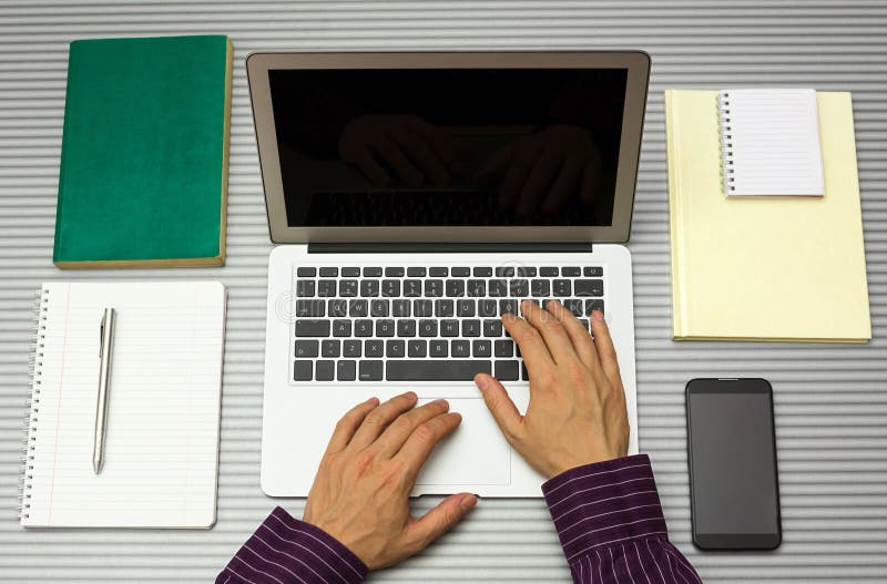 Τοπ άποψη του ατόμου που εργάζεται με το lap-top στην αρχή ή στο σπίτι στοκ εικόνες