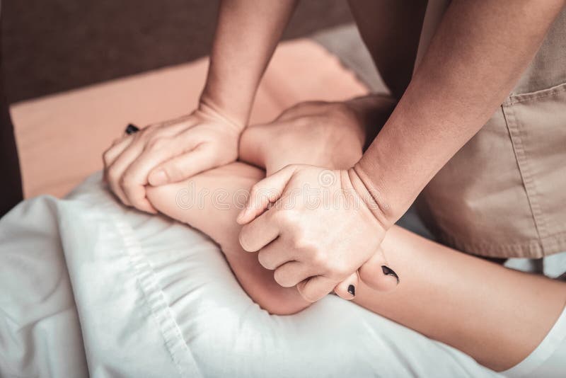 Τοπ άποψη των συμπαθητικών θηλυκών ποδιών που τρίβονται στοκ φωτογραφίες Τοπ άποψη των συμπαθητικών θηλυκών ποδιών που τρίβονται στοκ φωτογραφίες