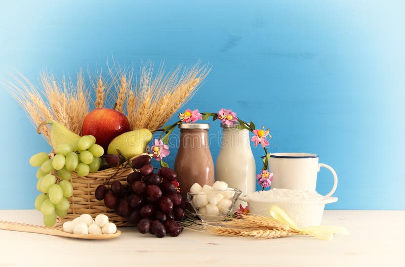 Τοπ εικόνα κολάζ άποψης των γαλακτοκομικών προϊόντων και των φρούτων Σύμβολα των εβραϊκών διακοπών - Shavuot