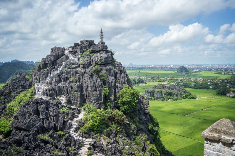 Τοπ παγόδα Hang Mua του ναού, τομείς ρυζιού, Ninh Binh Βιετνάμ στοκ φωτογραφία