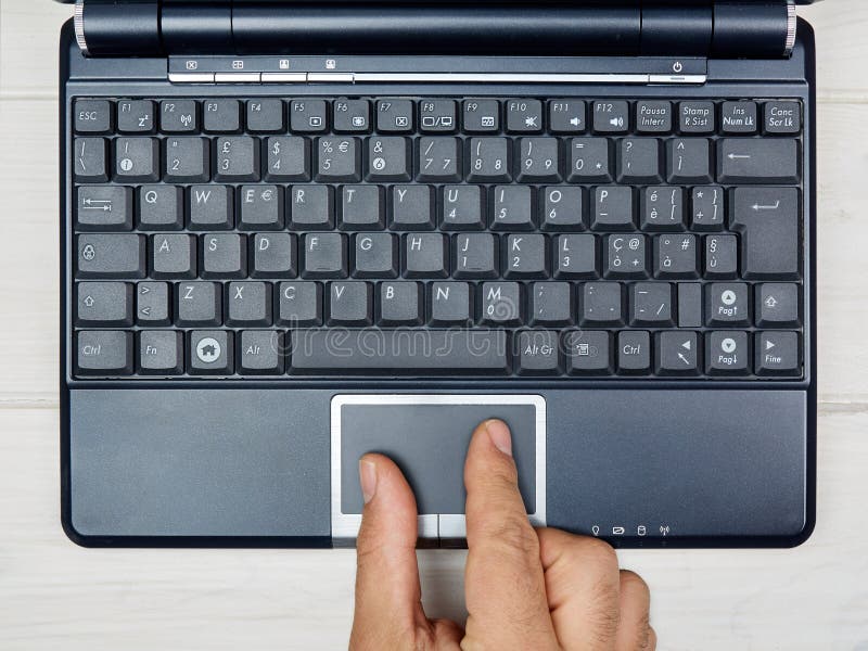 Τοπ χέρι άποψης που χρησιμοποιεί touchpad το πληκτρολόγιο lap-top στοκ φωτογραφία με δικαίωμα ελεύθερης χρήσης Τοπ χέρι άποψης που χρησιμοποιεί touchpad το πληκτρολόγιο lap-top στοκ φωτογραφία με δικαίωμα ελεύθερης χρήσης