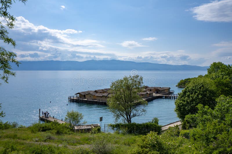 Τοπία και βάρκα της Οχρίδας λιμνών που πλένονται στην παραλία στοκ εικόνα με δικαίωμα ελεύθερης χρήσης Τοπία και βάρκα της Οχρίδας λιμνών που πλένονται στην παραλία στοκ εικόνα με δικαίωμα ελεύθερης χρήσης