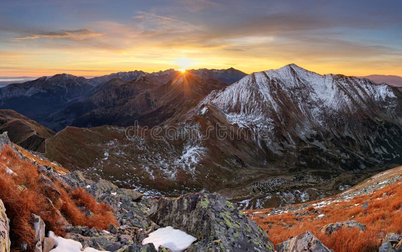 Τοπίο Tatra φθινοπώρου ηλιοβασιλέματος βουνών, Σλοβακία στοκ εικόνα Τοπίο Tatra φθινοπώρου ηλιοβασιλέματος βουνών, Σλοβακία στοκ εικόνα
